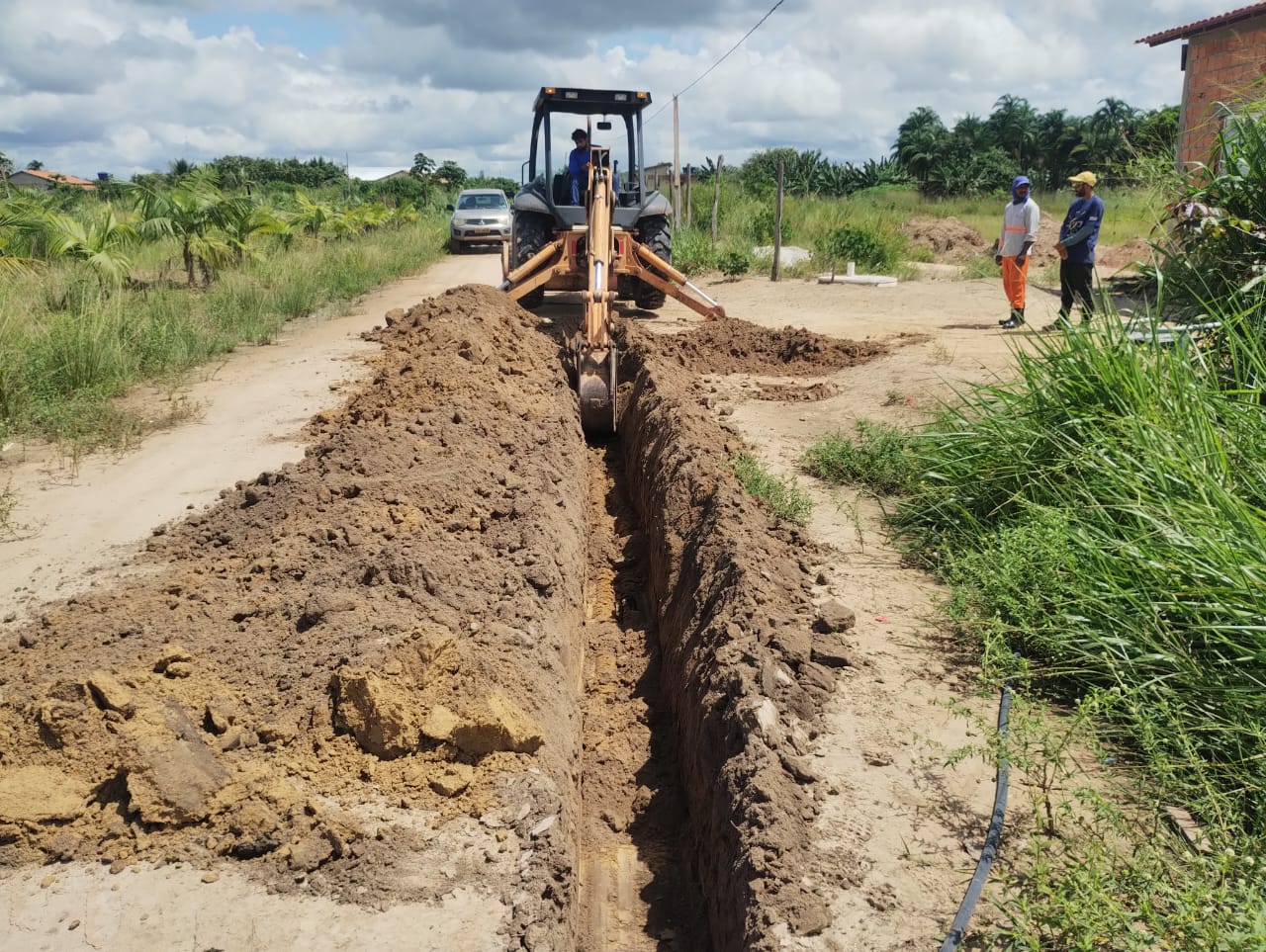 O prefeito Macarrão começa a escavação para implantação do Sistema de Água no Bairro Novo, em Palmares