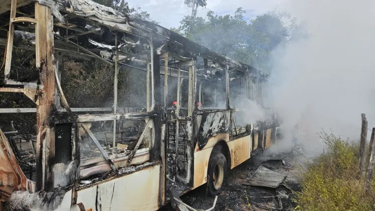 Ônibus escolar pega fogo na zona rural de Moju; Sem feridos
