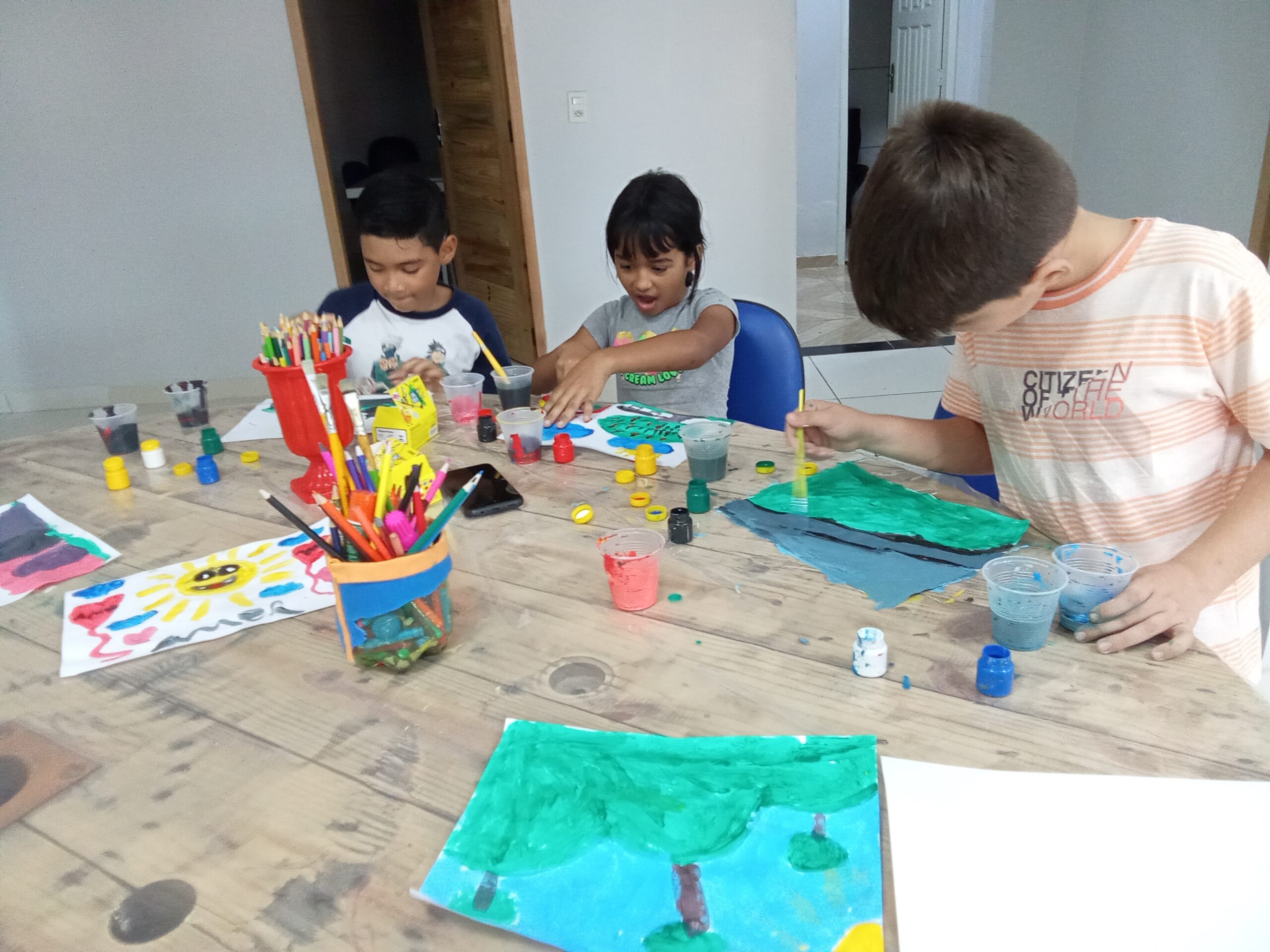 Instituto Acreditar realiza atividades com pinturas e cores voltadas à socialização