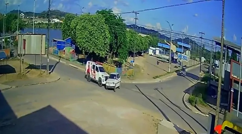 Acidente em cruzamento envolve veículo dos bombeiros em Novo Progresso