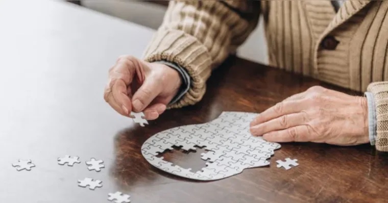 Exame de sangue pode identificar sinais precoces do Alzheimer