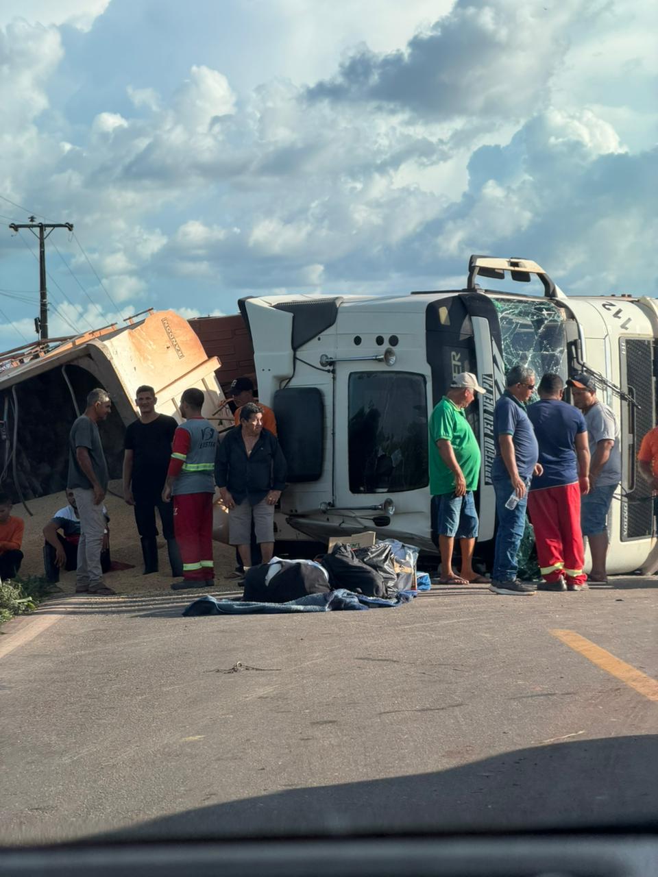 Mais uma carreta cheia de soja tomba na Rodovia PA-150, nordeste paraense; Leia a Nota