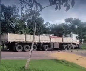 Duas carretas se chocam na PA-252, nesta segunda-feira (11/5)