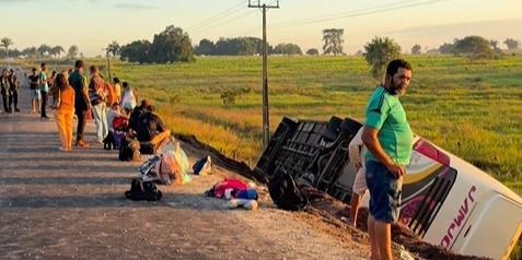 Ônibus tomba e deixa um morto e vários feridos na BR-230, próximo a São Domingos do Araguaia (PA)