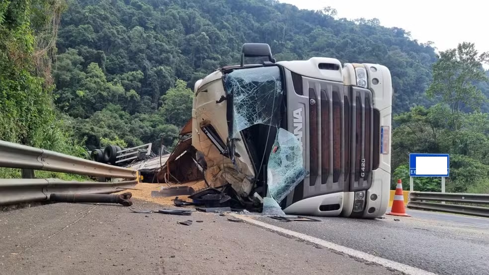 Caminhão tomba em rodovia paraense próxima a Tailândia (PA)