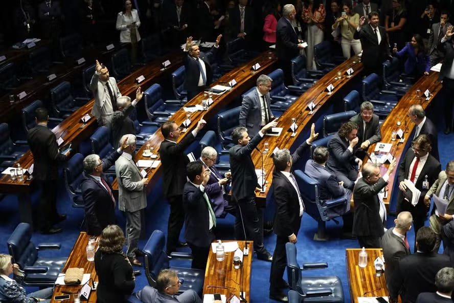 A comissão mista do Congresso aprova relatório sobre o fim da chamada MP da “Taxa das Blusinhas”