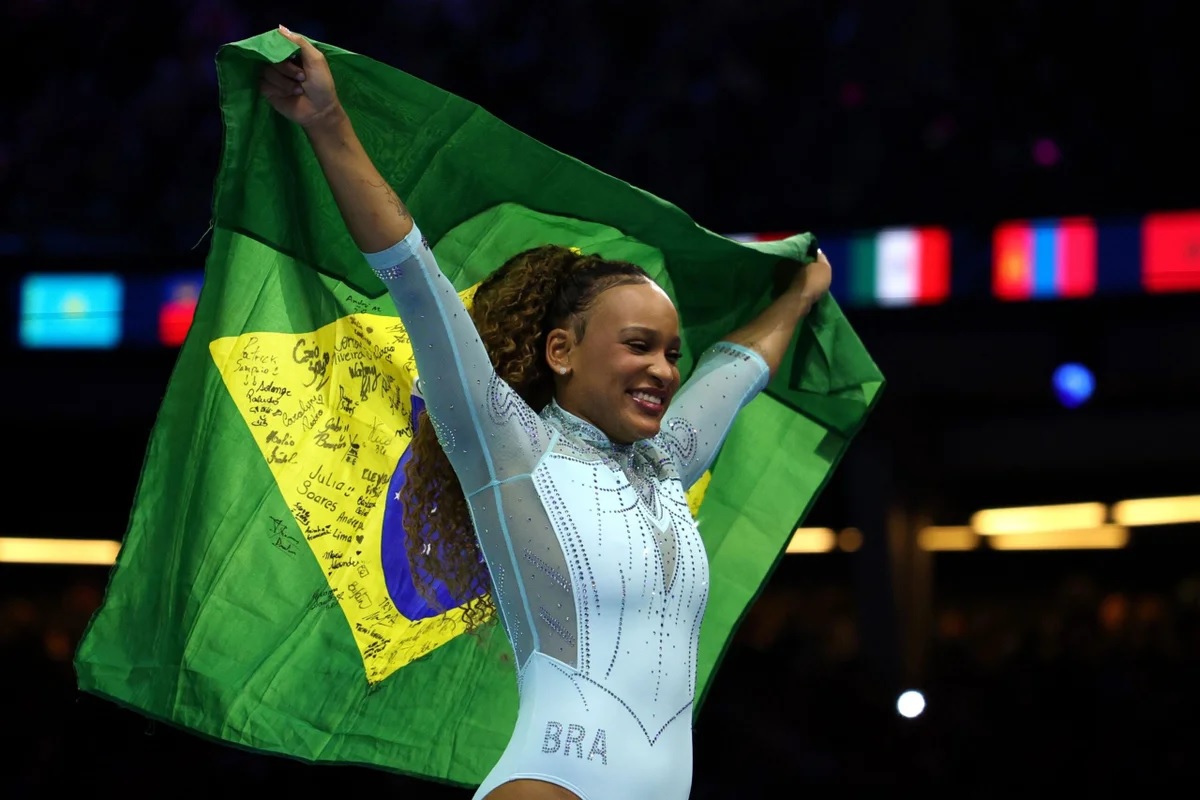 Rebeca Andrade é tricampeã do salto e conquista 10ª medalha em Mundiais de Ginástica