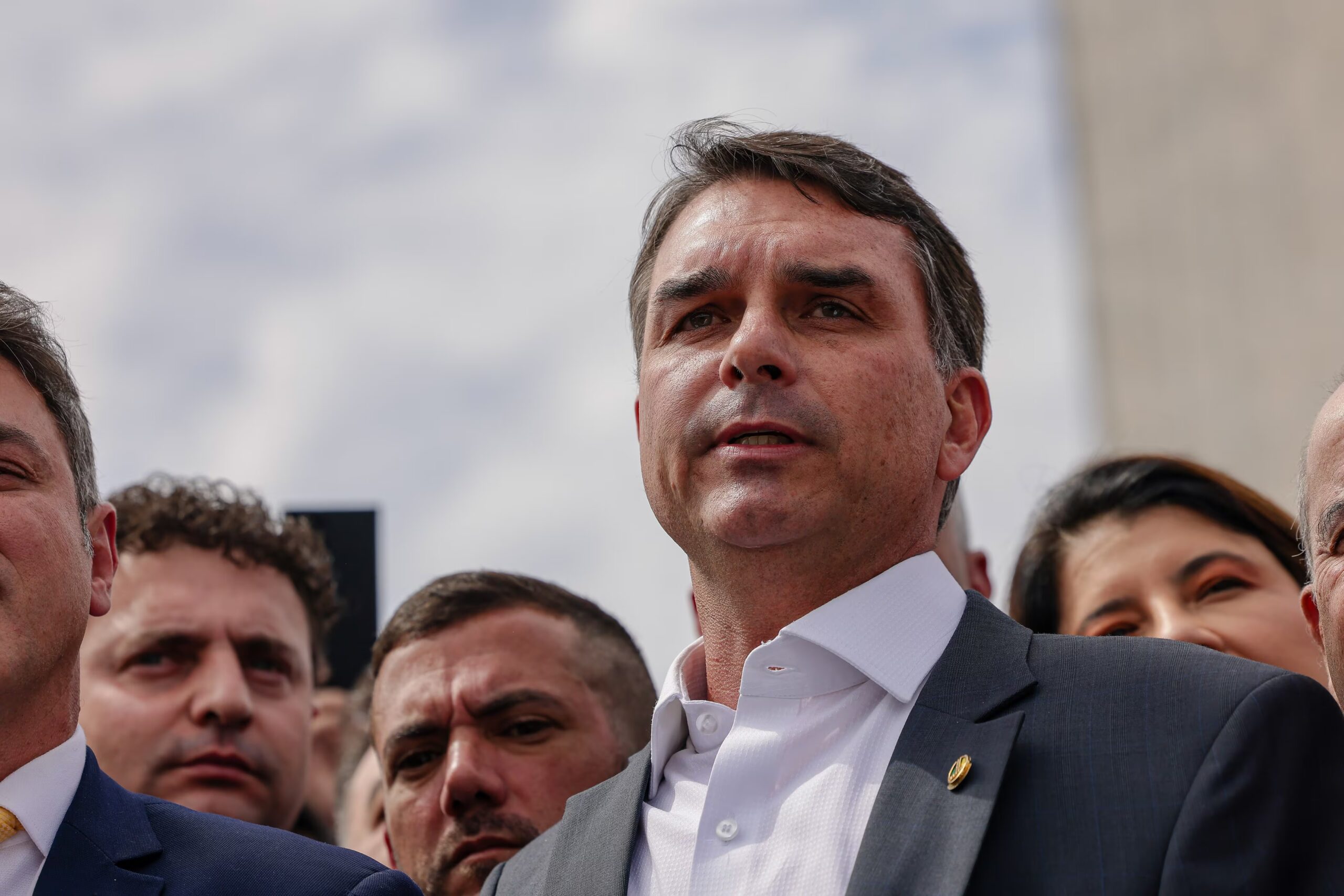 Os prós e contras para Flávio Bolsonaro (PL) não reconheça a vitória de Lula