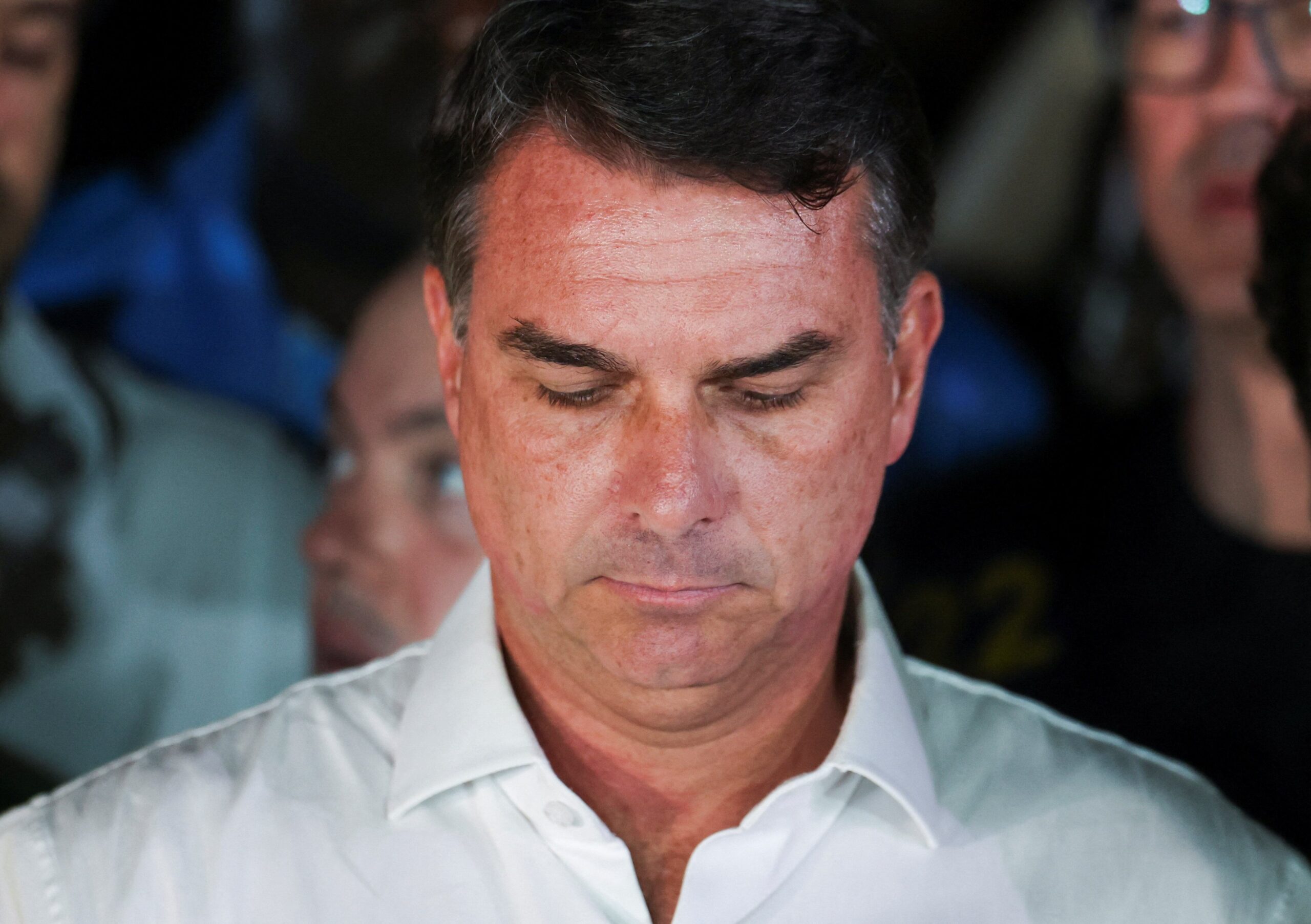 Flávio Bolsonaro (PL) fugiu para os EUA, diz agência Reuters